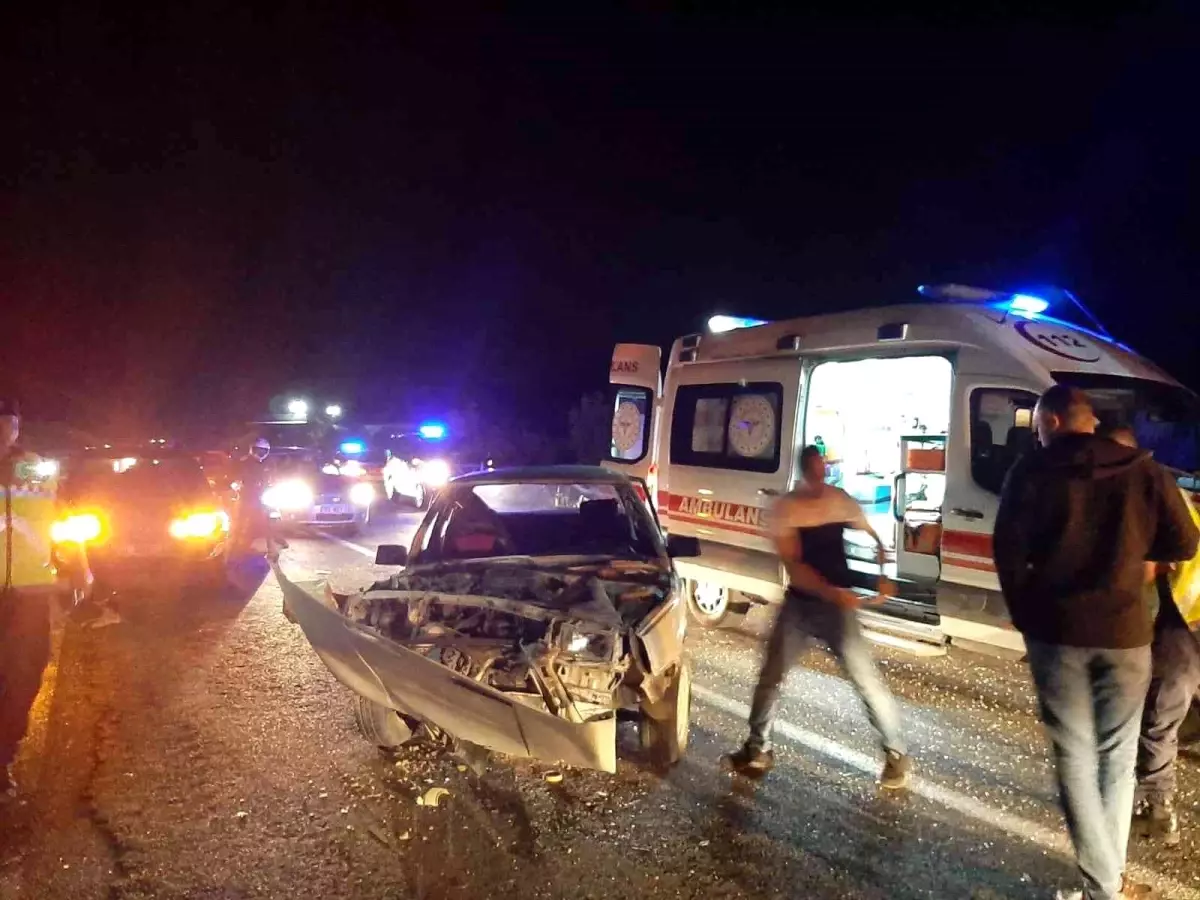 Tarsus\'ta 2 otomobil çarpıştı: 6 yaralı