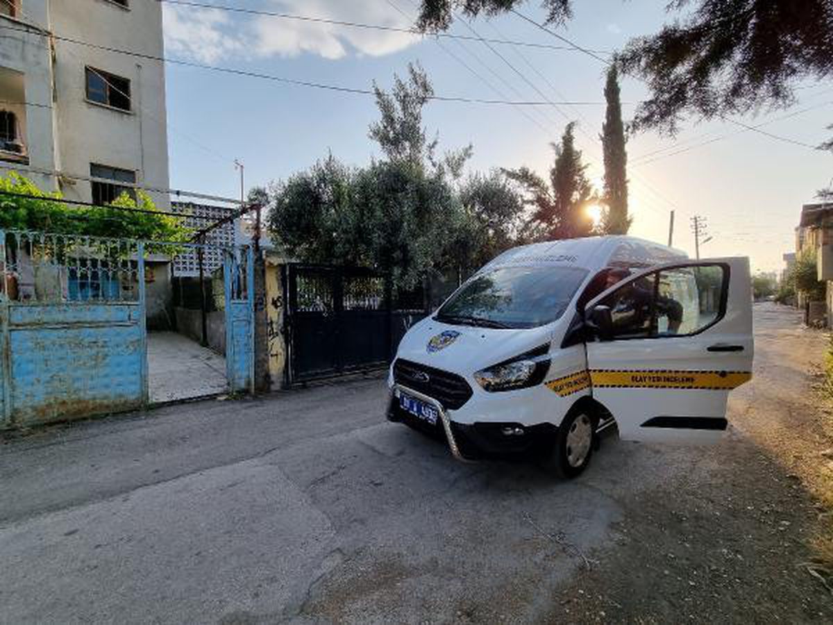 TARTIŞTIĞI EŞİNİ DARBEDİP, BIÇAKLA YARALADI