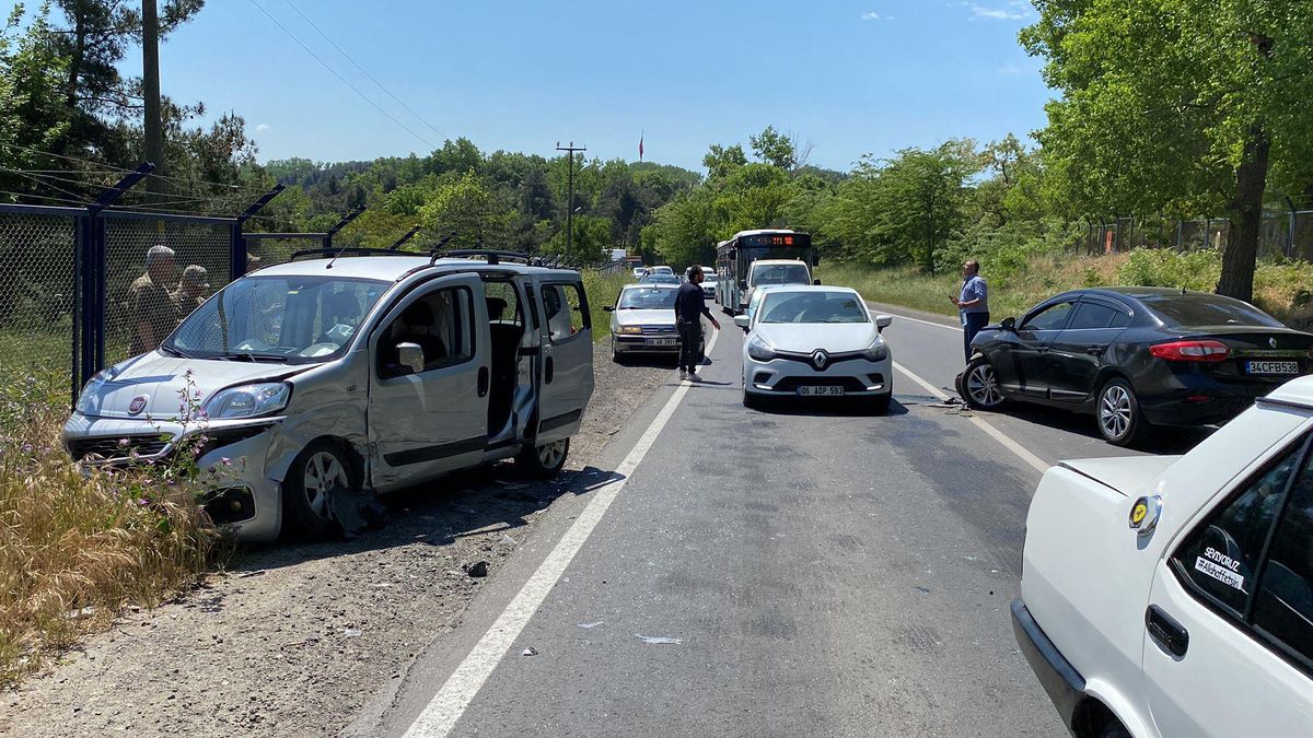 Tekirdağ\'da hafif ticari araçla otomobilin çarpışması sonucu 4 kişi yaralandı
