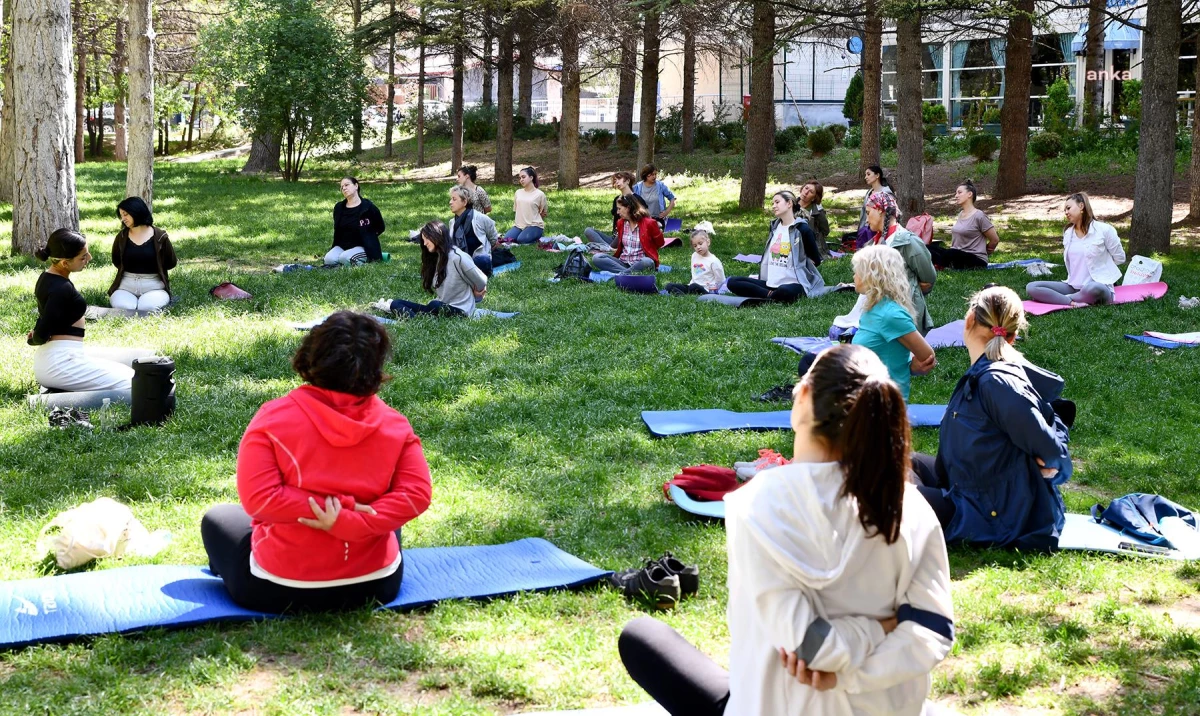 Tepebaşı Belediyesi\'nden Açık Havada Yoga Etkinliği