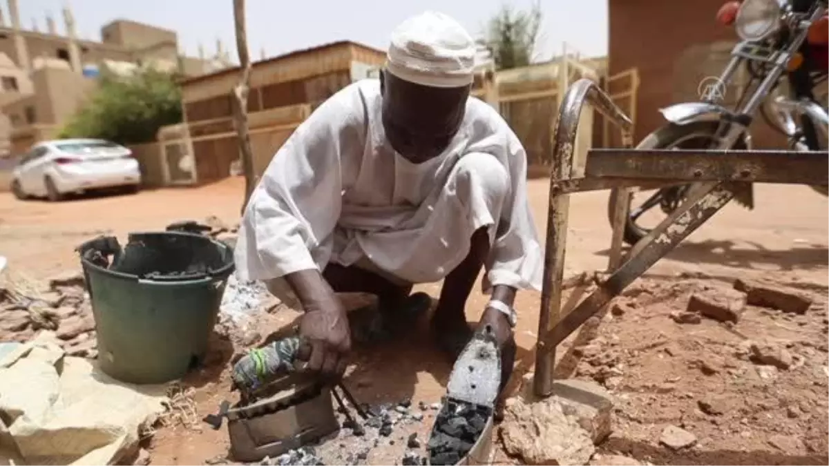 Uzun elektrik kesintilerinin yaşandığı Sudan'da kömürlü ütüler yeniden revaçta