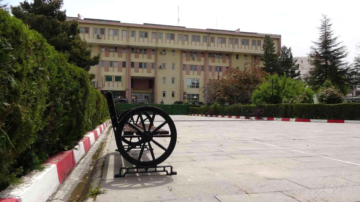 Van Valiliği önündeki bariyerler yıllar sonra kaldırıldı