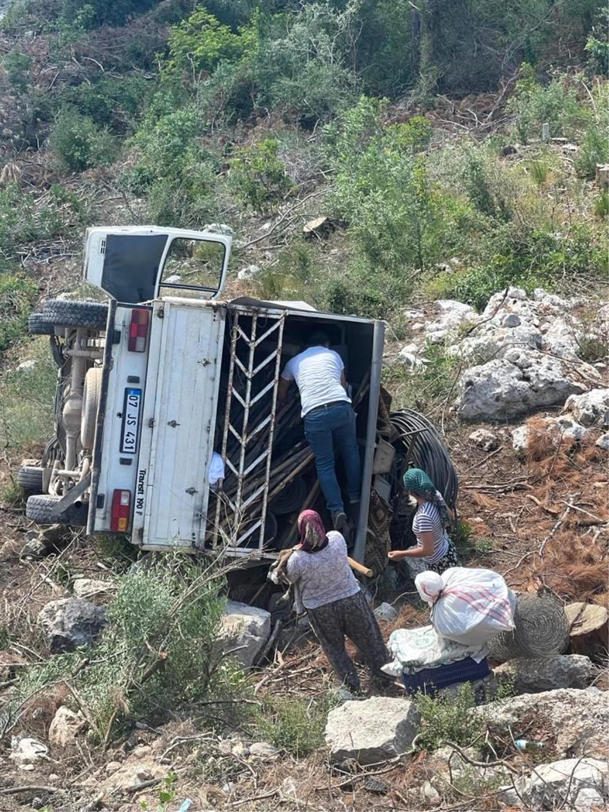 Yaylaya giden kamyonet şarampole yuvarlandı: 1 yaralı