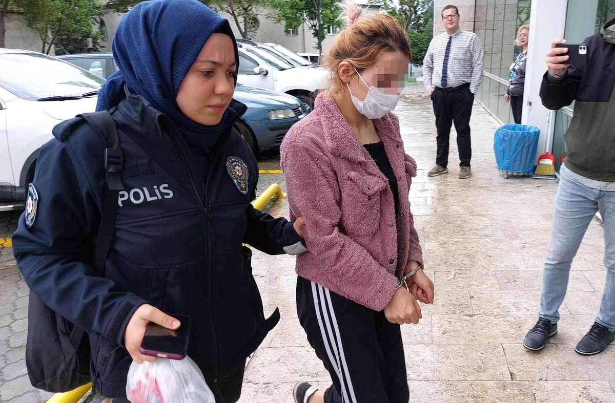 Annesini bıçaklayan kadını bıçakladı