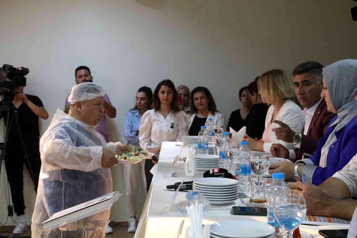 Antalya\'da en iyi piyazı yapma yarışması, renkli görüntülere sahne oldu