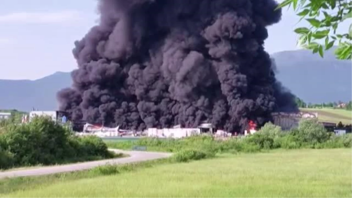 Bosna Hersek'te strafor üretimi yapan fabrikada yangın