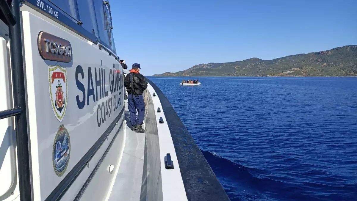 Çanakkale açıklarında 25 düzensiz göçmen kurtarıldı