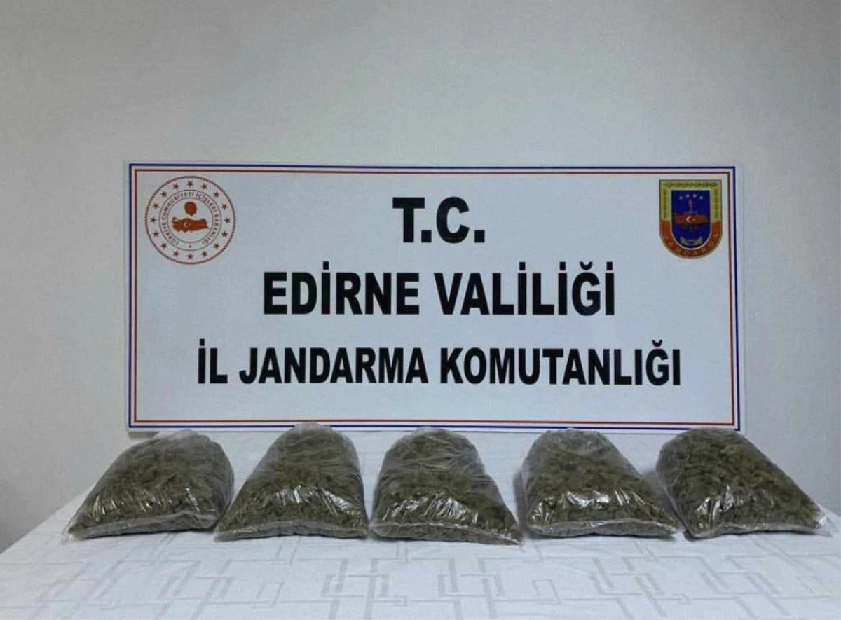 Edirne\'de 2 kilogram uyuşturucuyla yakalanan 2 zanlı gözaltına alındı