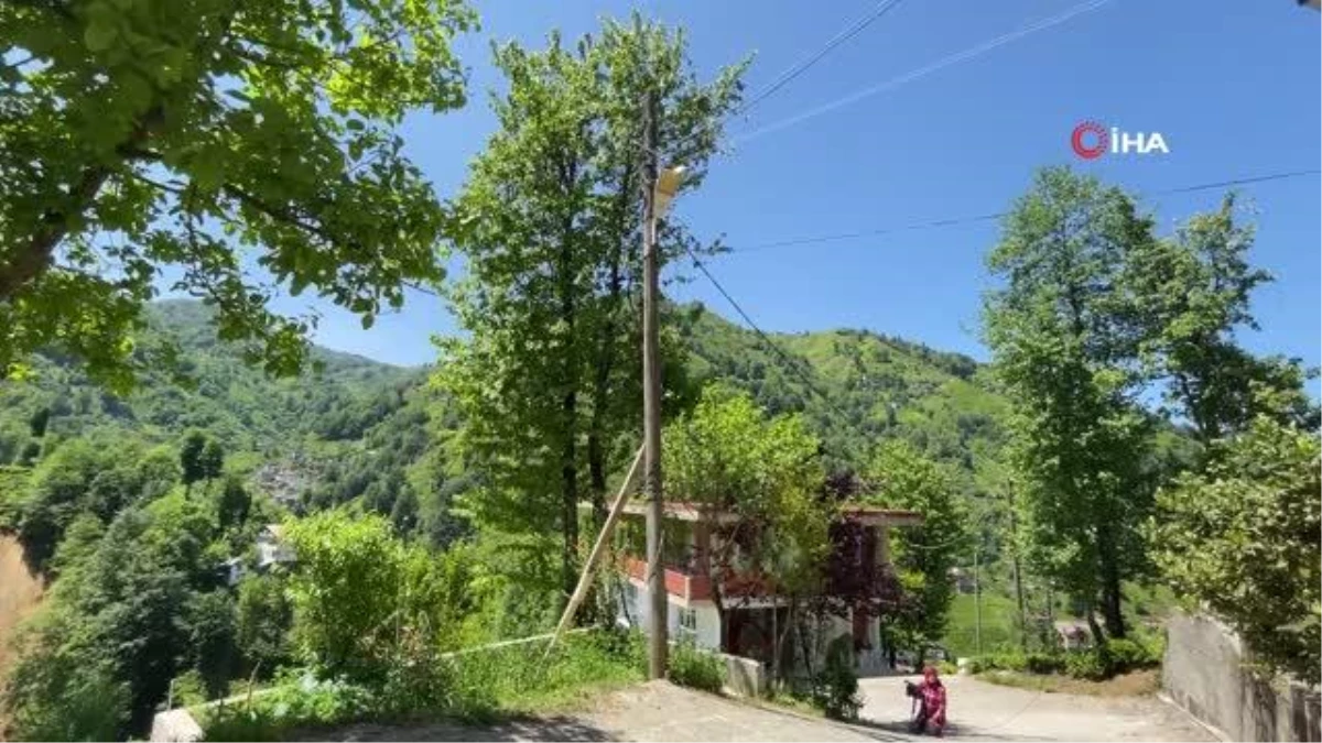 Elektrik direğini yıkılmasın diye önce eve bağladı, sonra kalasla sağlamlaştırdı