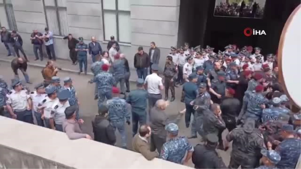 Ermenistan\'da protestoculardan Dışişleri Bakanlığı binasına baskın