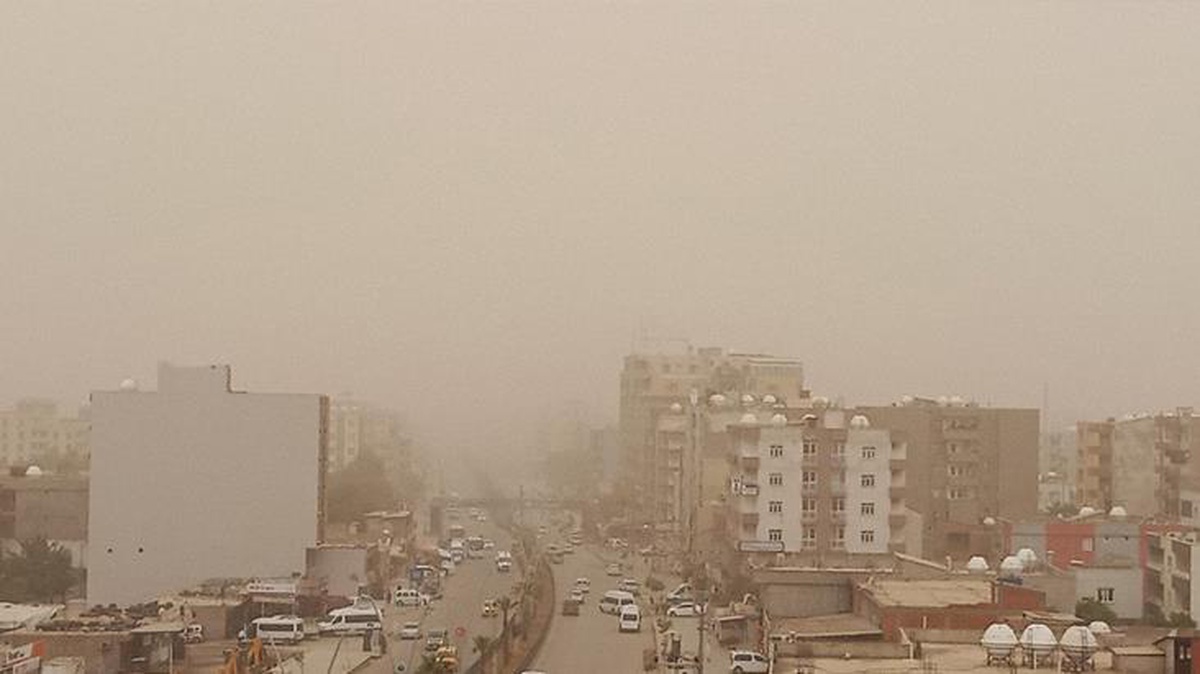 Irak\'tan gelen kum fırtınası Şırnak\'ta hayatı olumsuz etkiledi