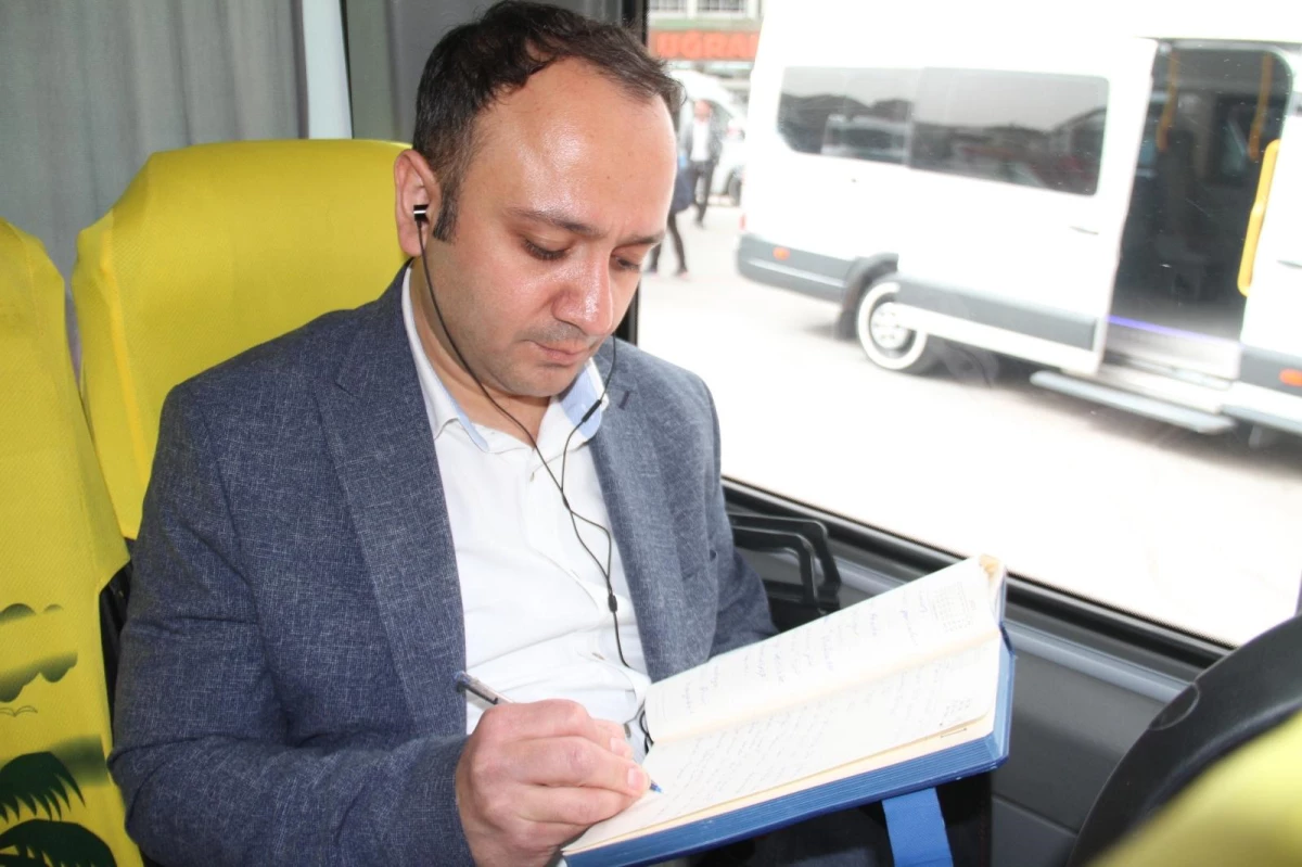 Kemal Sunal\'ın oynadığı \'Atla Gel Şaban\' filmi Elazığ\'da gerçek oldu: Minibüse binmeden yazamıyor