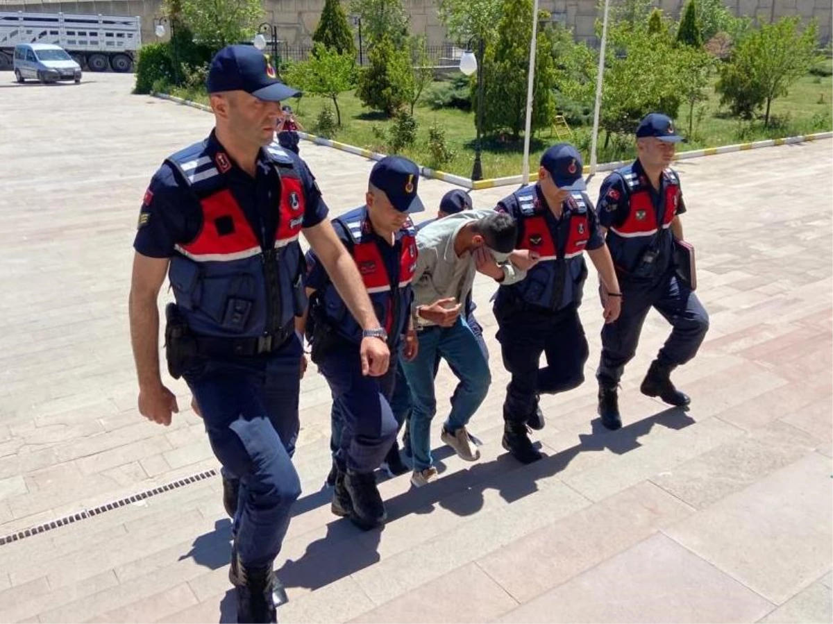 Kırşehir\'de kendilerini jandarma olarak tanıtıp dolandırıcılık yapan 2 zanlı tutuklandı