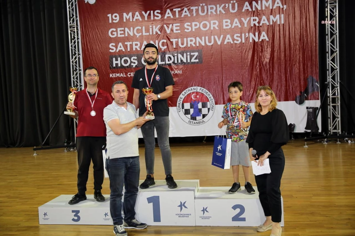 Küçükçekmece Belediyesi\'nin 19 Mayıs Satranç Turnuvası\'nda Ödüller Sahiplerini Buldu