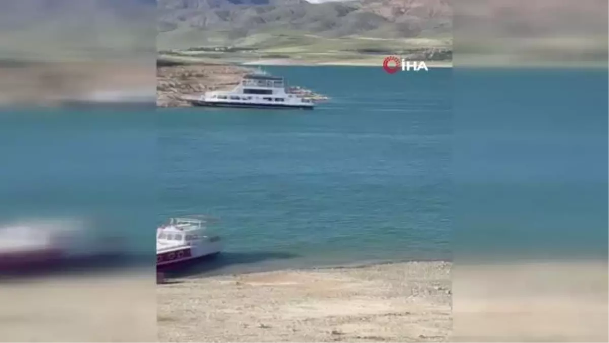 Pertek\'te fırtına feribotu sürükledi