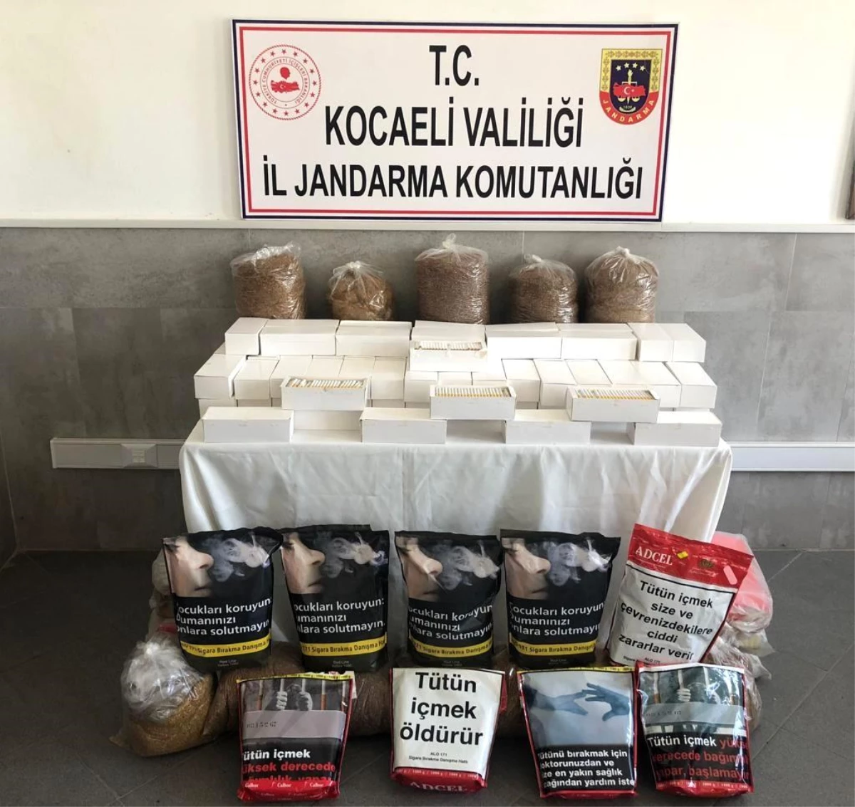 Piyasaya sürülmeye hazır onlarca kilo kaçak tütün ve binlerce makaron ele geçirildi