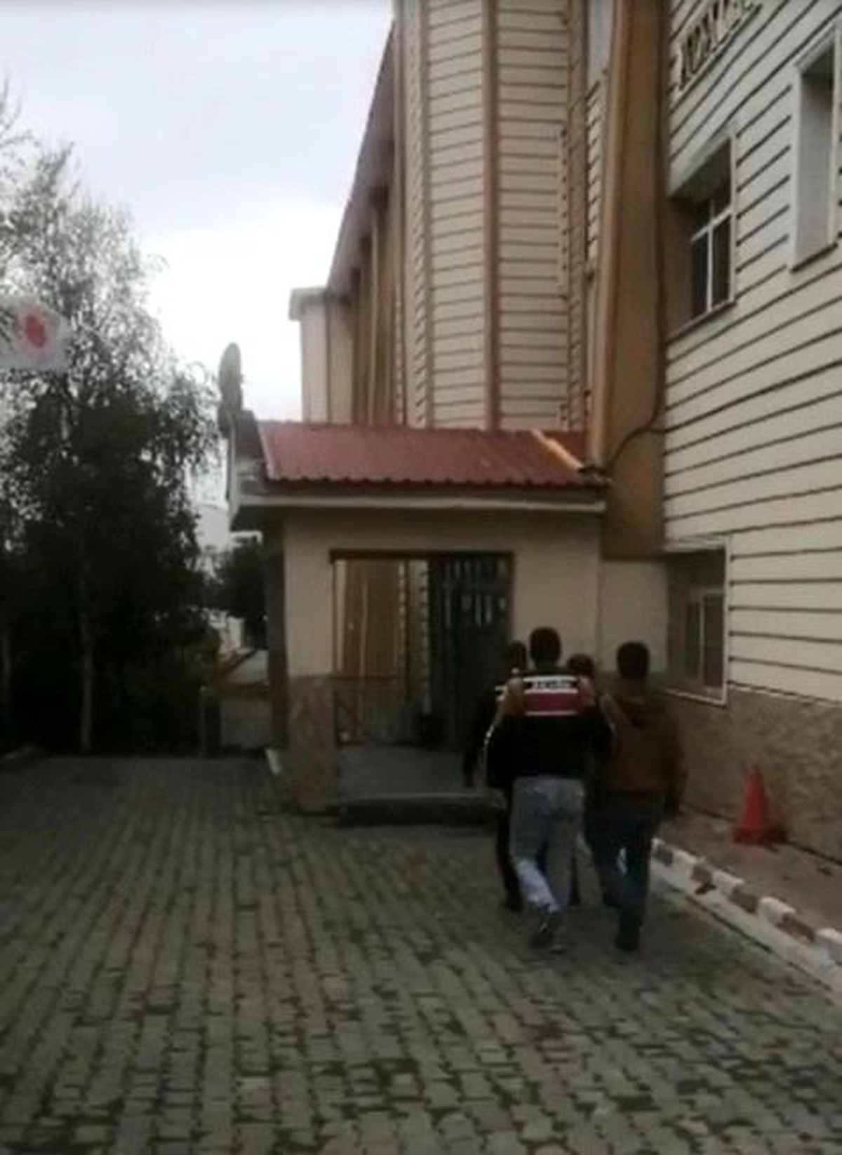 Sosyal medyada terör propagandası yapan 2 zanlı yakalandı