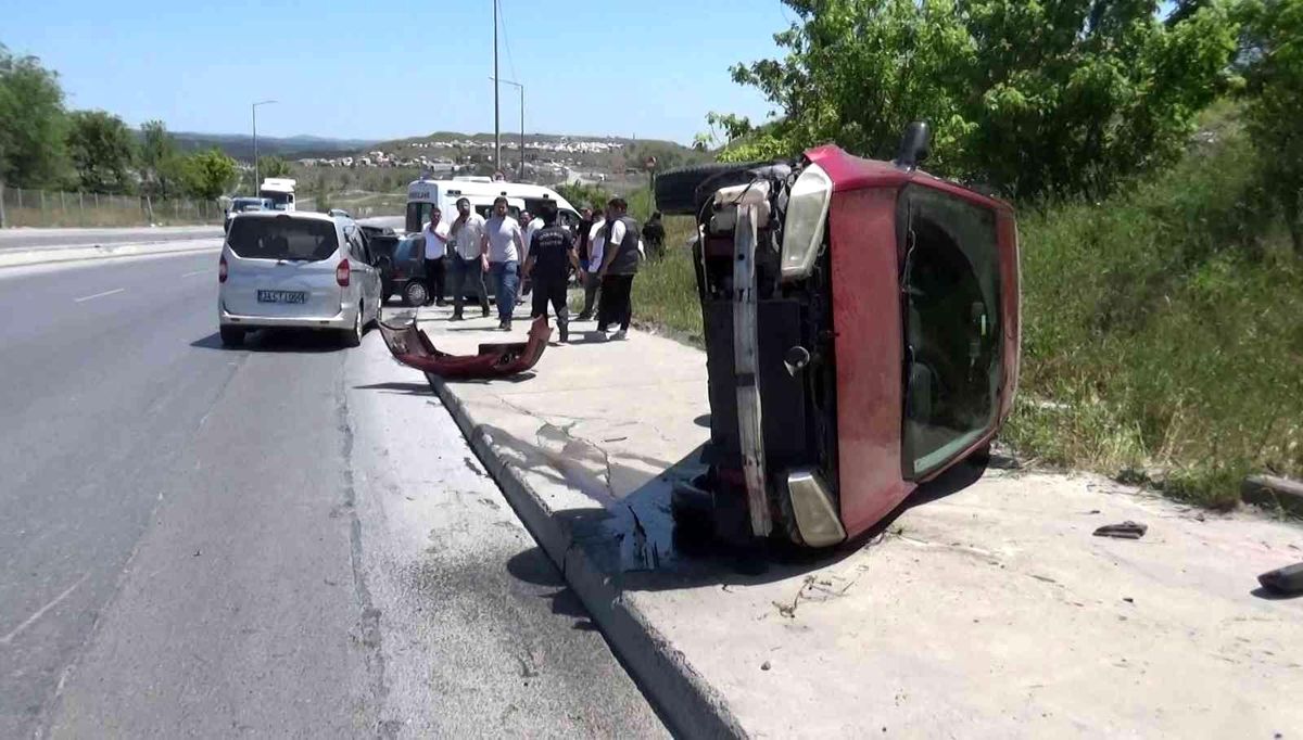Sultangazi'de kontrolden çıkan otomobil takla attı