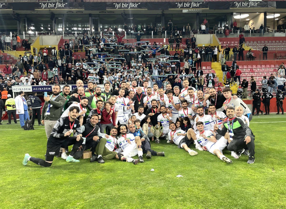 TFF 2. Lig\'e yükselen Arnavutköy Belediyespor, kupasını aldı