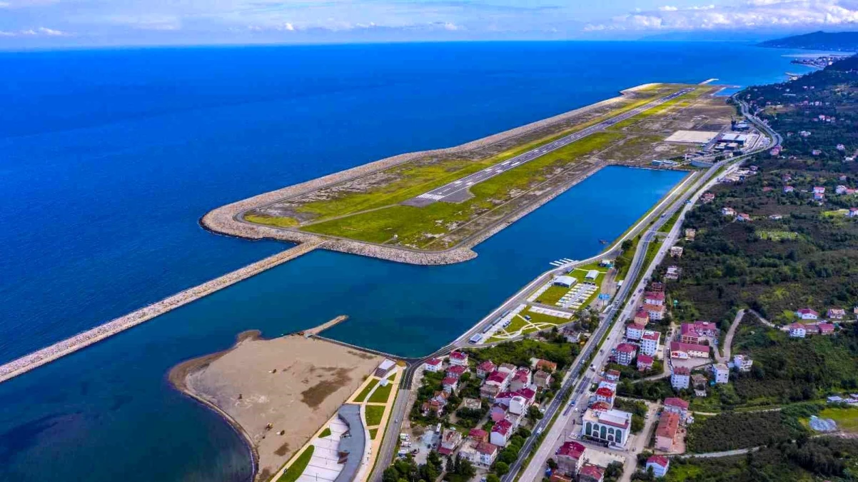 Türkiye\'nin deniz üzerine yapılan ilk havaalanında 6 milyon yolcuya hizmet