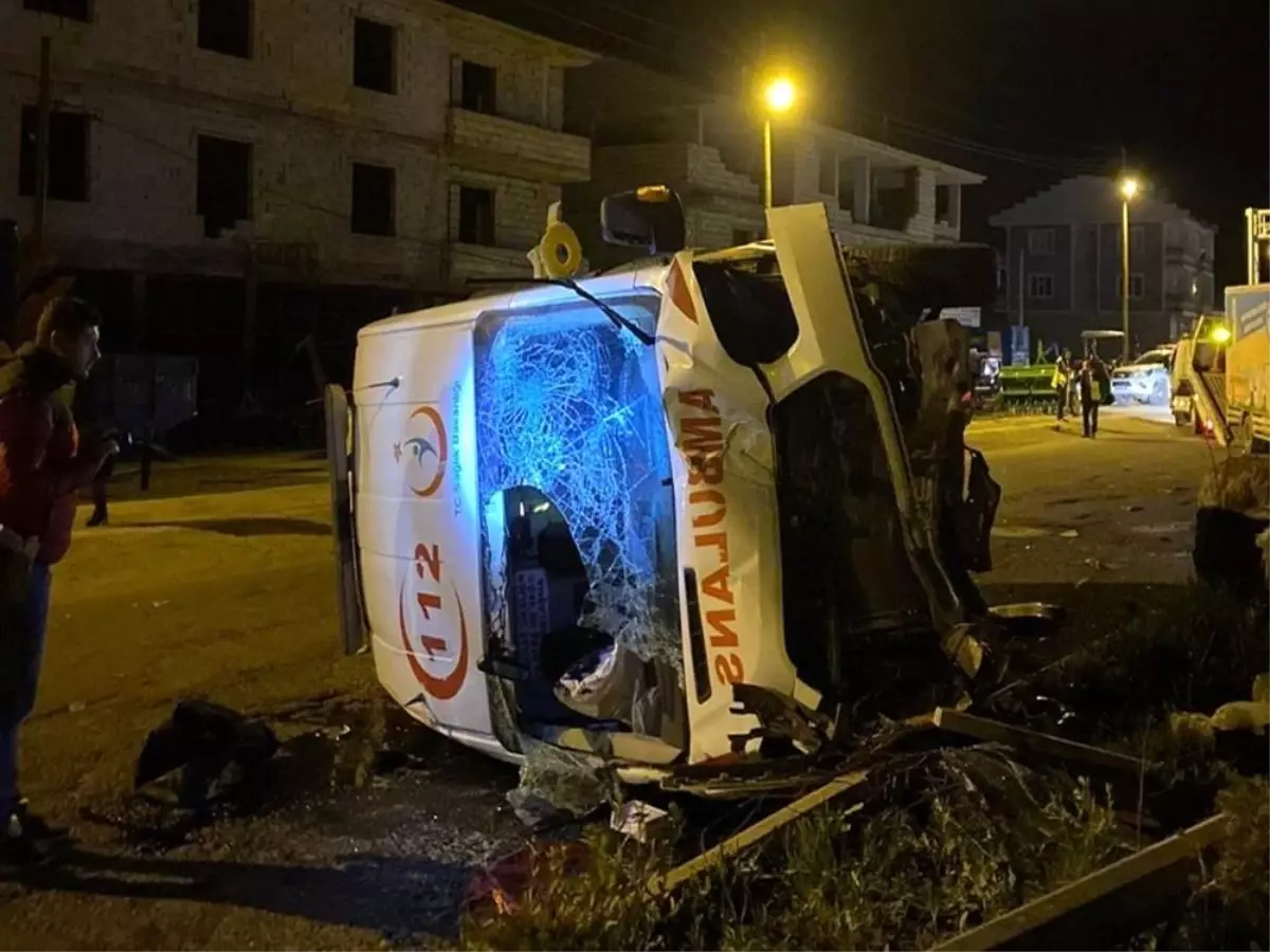 Vakaya giden ambulans kaza yaptı: 3 yaralı