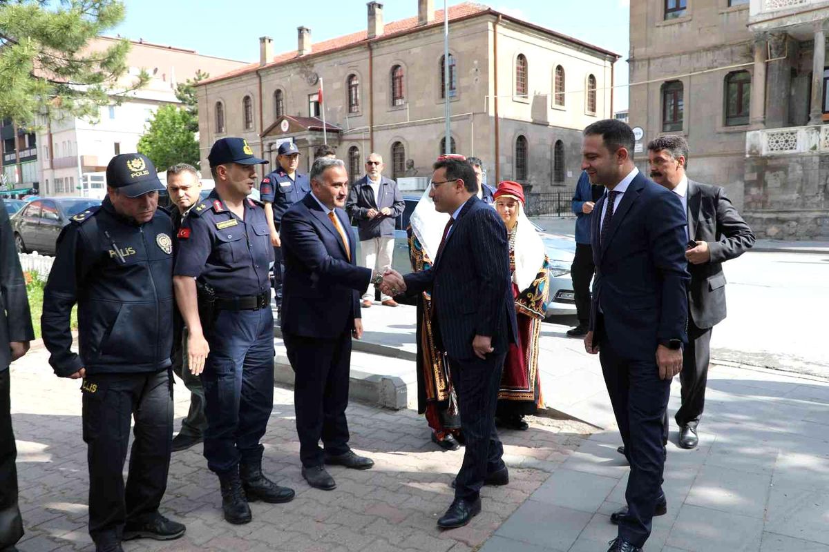 Vali Çiçek, Develi\'de ilçe protokolü ve muhtarlarla bir araya geldi