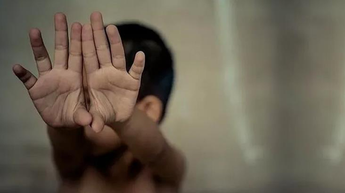 Kurs yöneticisi, 13 yaşındaki erkek öğrencisine nitelikli cinsel istismarda bulunduğu iddiasıyla tutuklandı