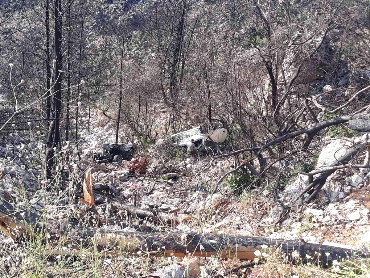 35 metrelik uçuruma yuvarlanan otomobilden sağ kurtuldular