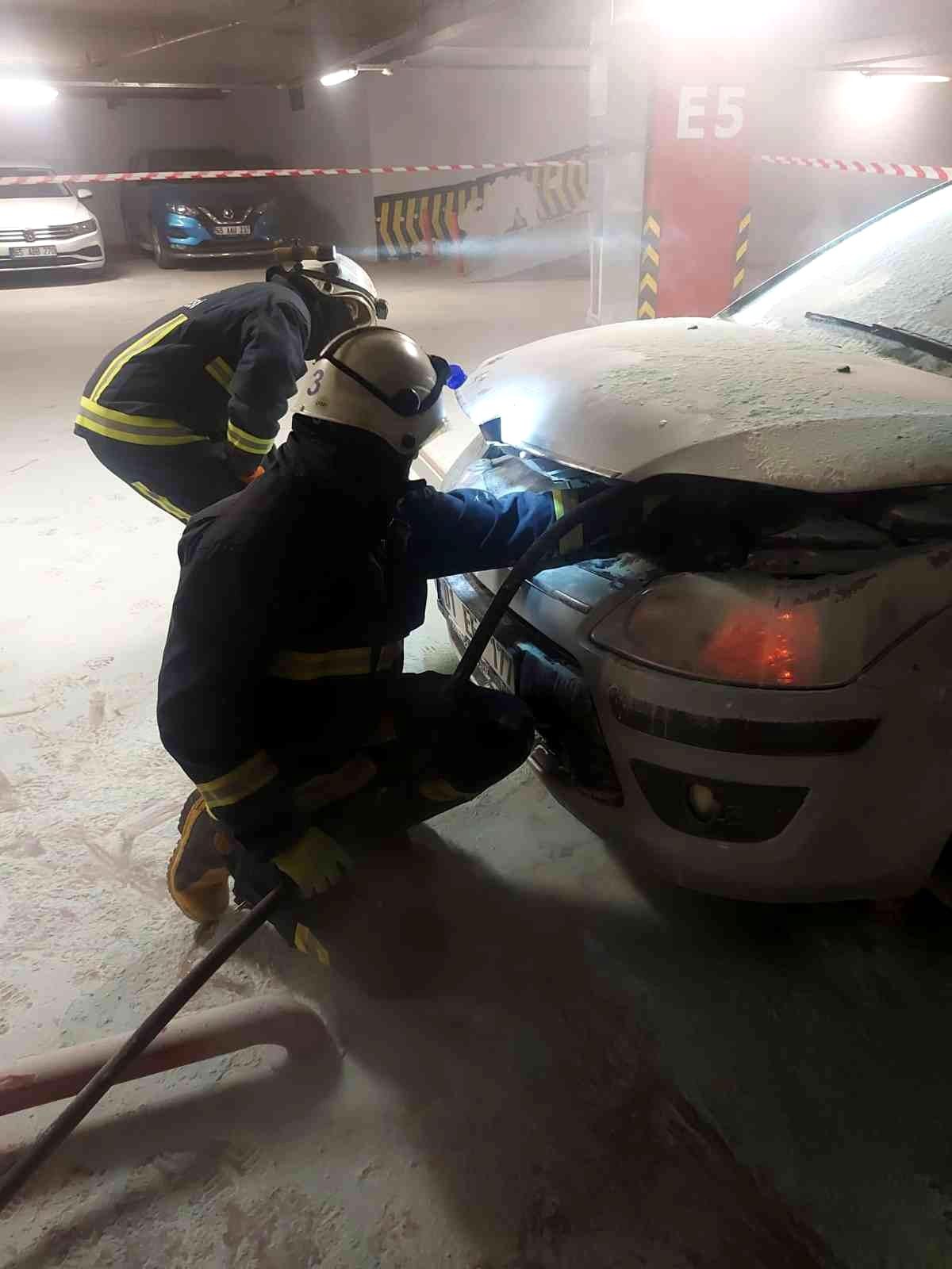 Alışveriş merkezinin otoparkında korkutan yangın