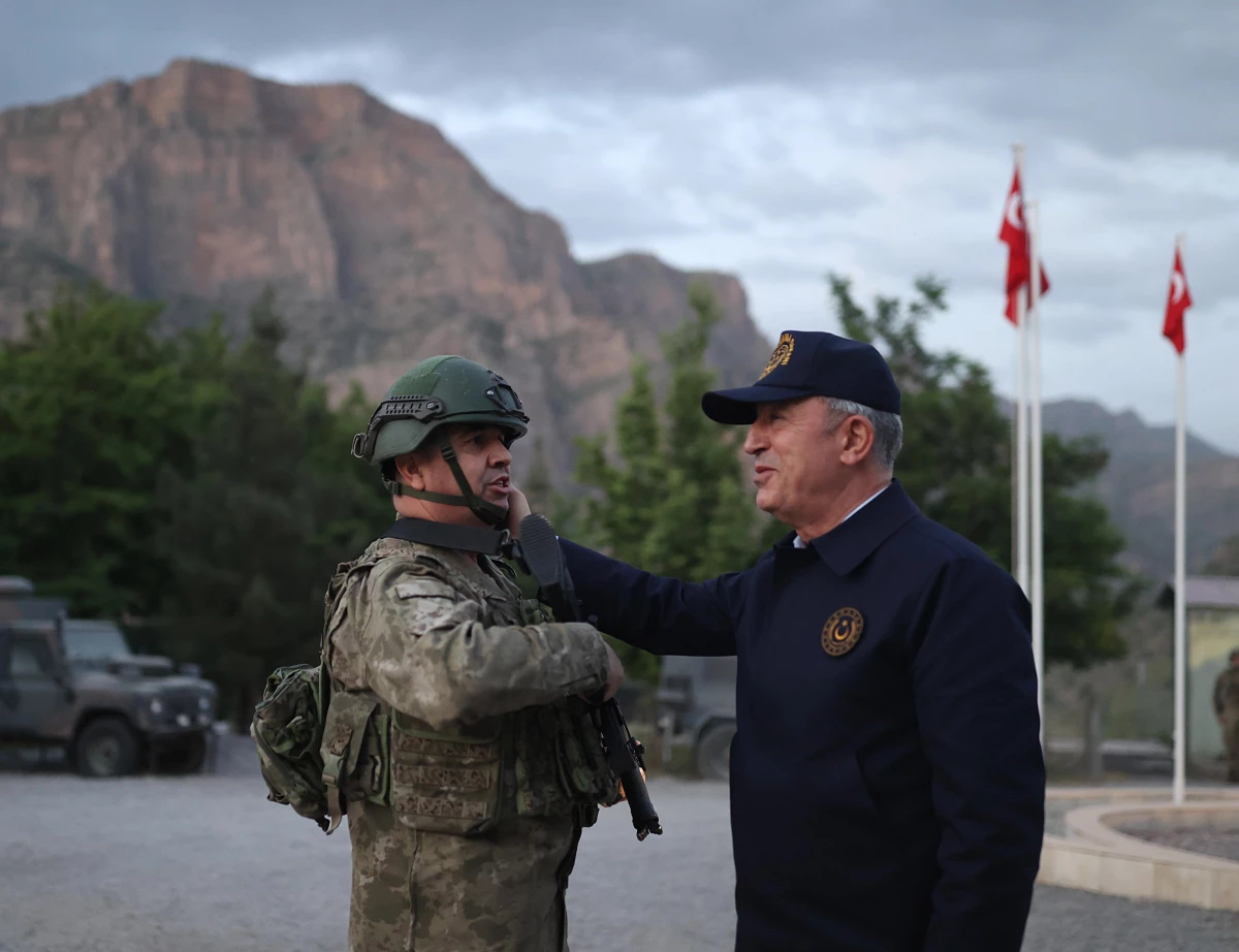 Bakan Akar, beraberindeki komutanlarla sınır hattında