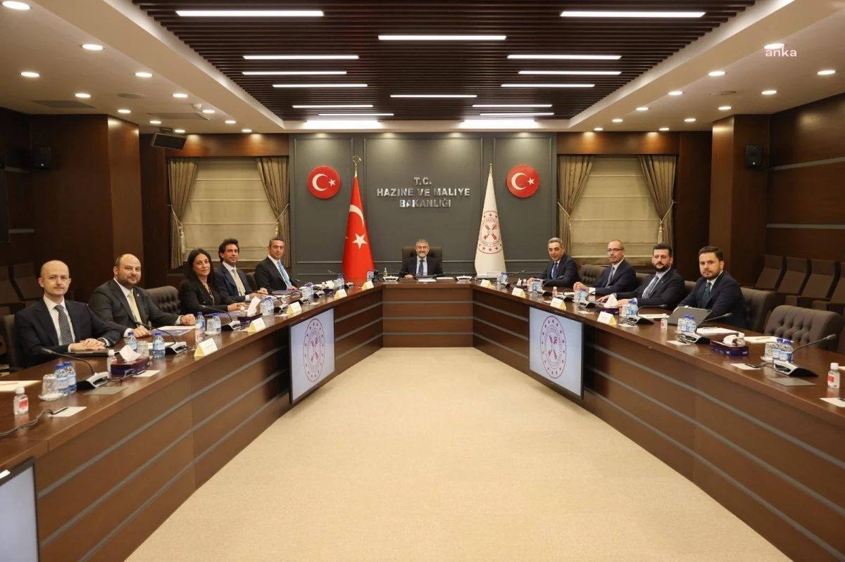 Bakan Nebati'yi Ziyaret Eden Fenerbahçe Başkanı Koç '63' Numaralı Fenerbahçe Formasını Hediye Etti