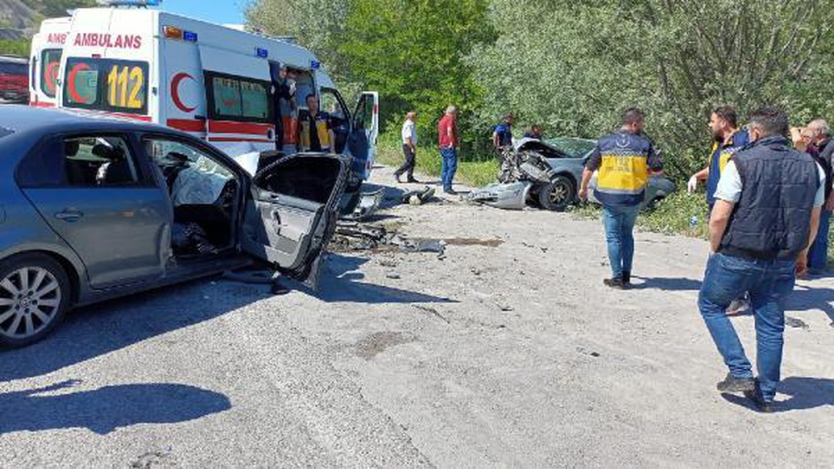 Bartın\'da iki otomobil kafa kafaya çarpıştı: 8 yaralı
