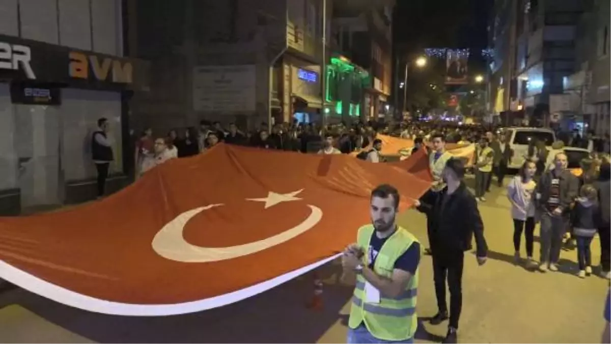 Bilecik'te konser ertelendi, binlerce kişi şehitler için yürüdü