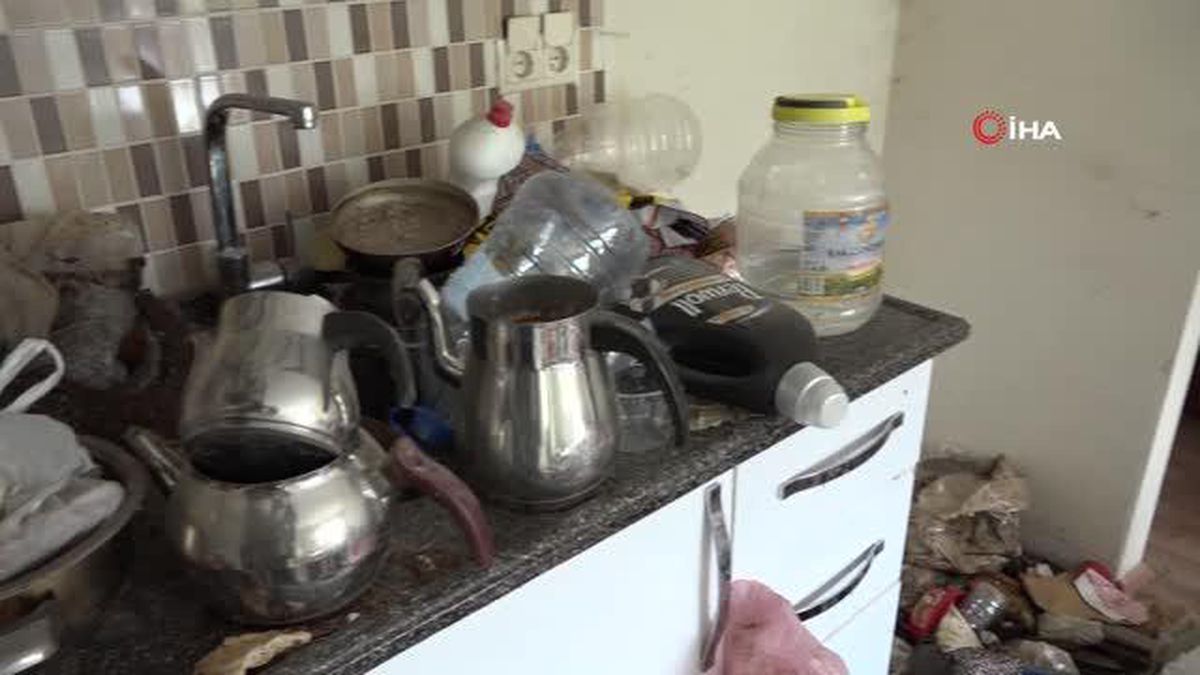 Bir evden kamyon dolusu çöp çıkarıldı