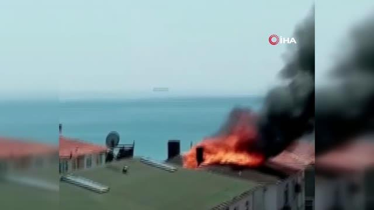 Büyükçekmece\'de 3 katlı binanın çatı katında yangın