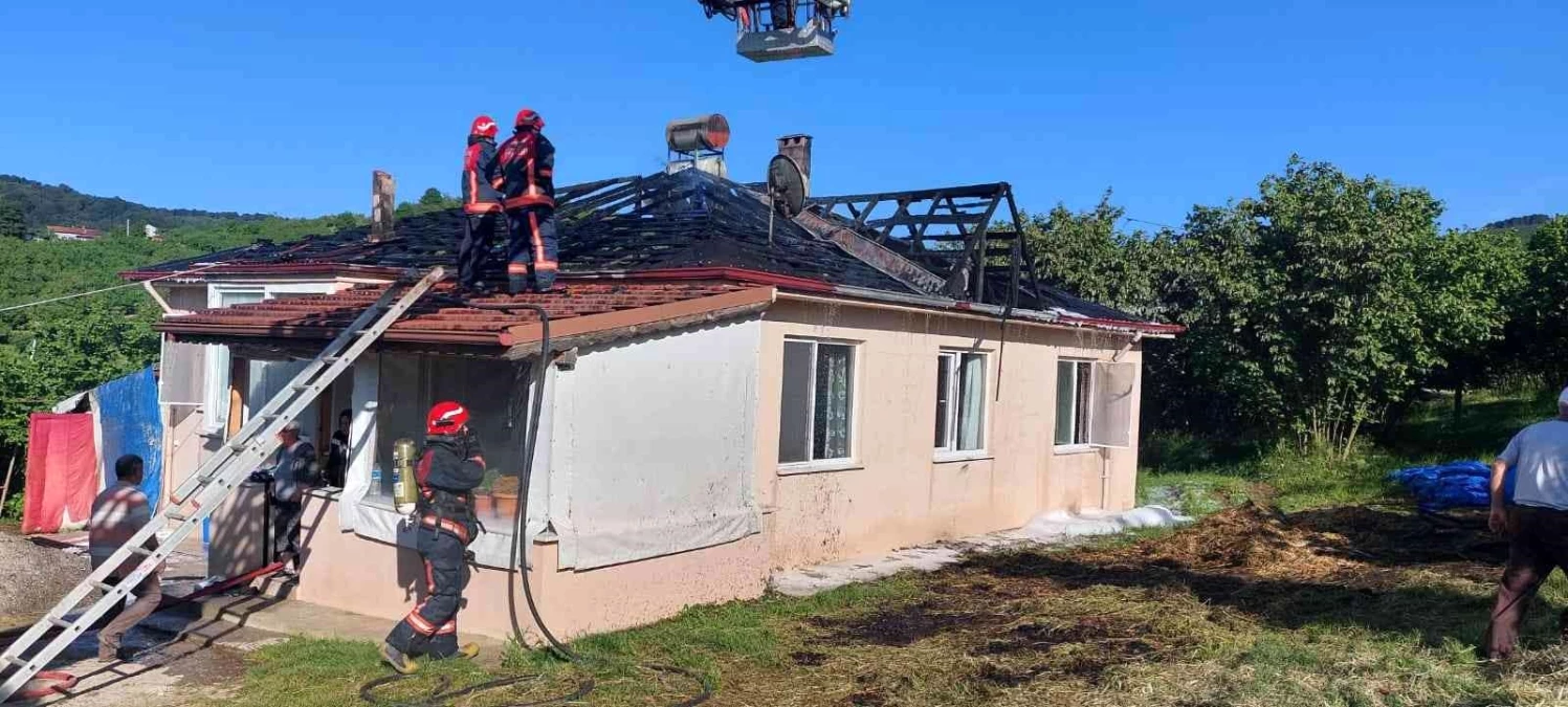 Çatıda çıkan yangın paniğe sebep oldu