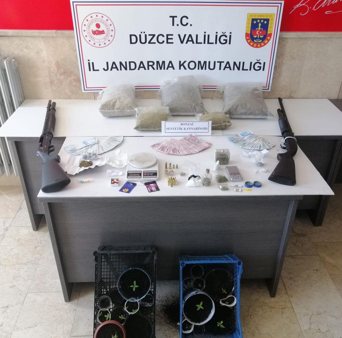 Düzce\'de suç örgütü operasyonunda yakalanan 16 şüpheliden 2\'si tutuklandı