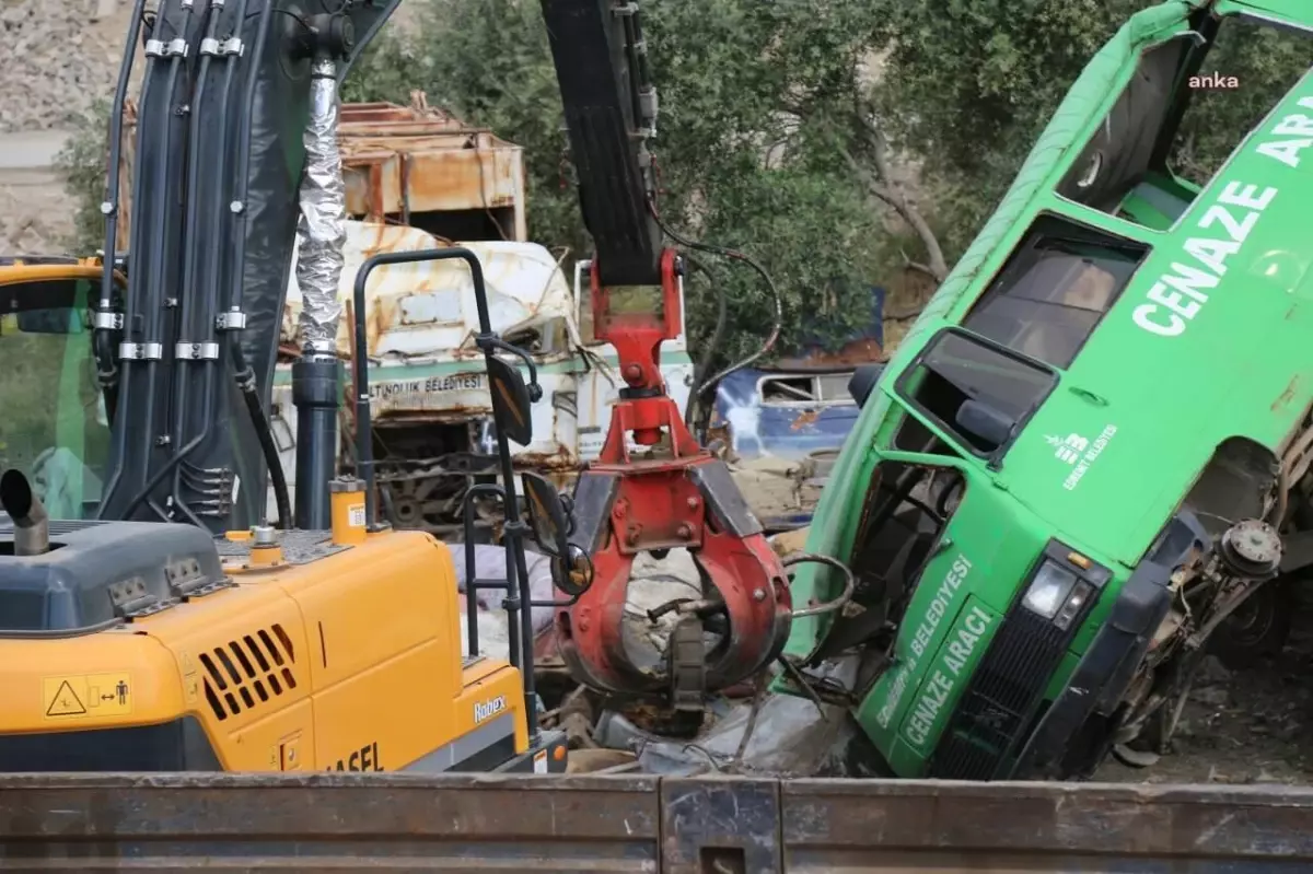 Edremit Belediyesi'nde 25 Taşıt ve İş Makinesi Hurdaya Ayrıldı