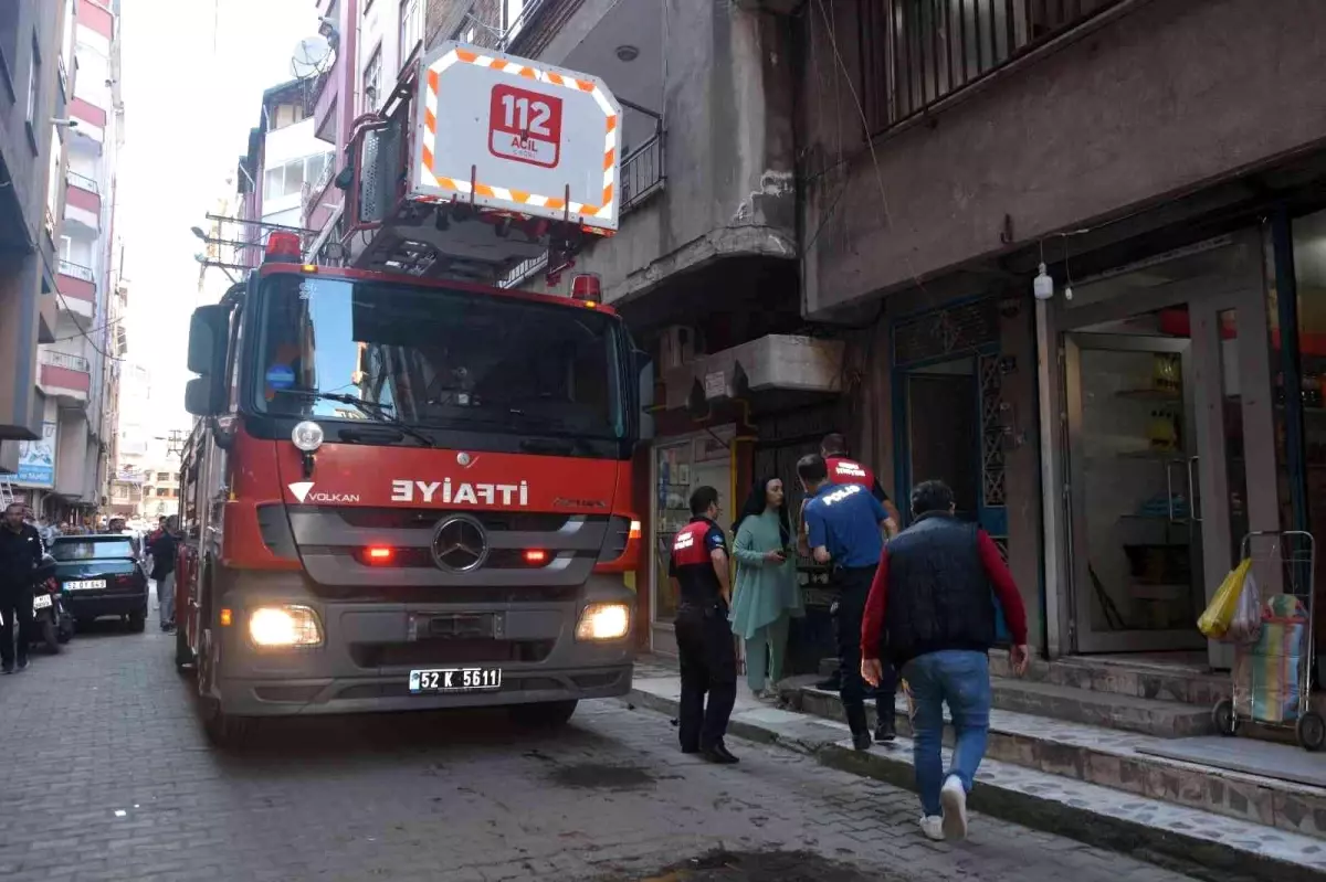 Havalandırma boşluğuna atılan sigara izmaritleri yangın çıkardı