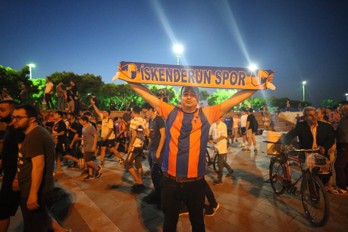 İskenderunspor\'un TFF 2. Lig\'e yükselmesi kentte coşkuyla kutlanıyor