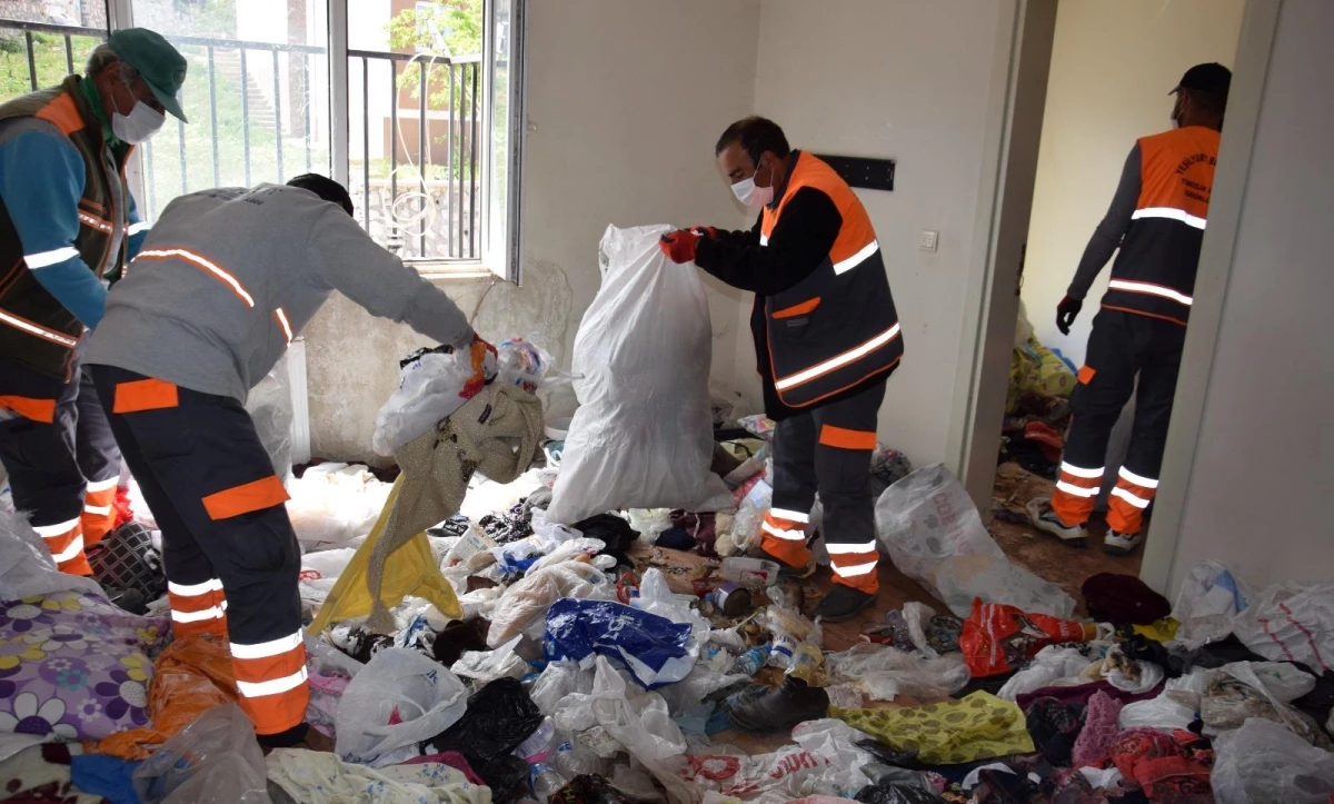 Malatya\'da yalnız yaşayan kadının evinden bir kamyon çöp çıkarıldı