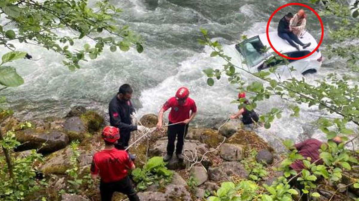 Rize'de dereye uçan aracın üzerine çıkıp kurtarılmayı bekleyen çiftin imdadına jandarma ekipleri yetişti!