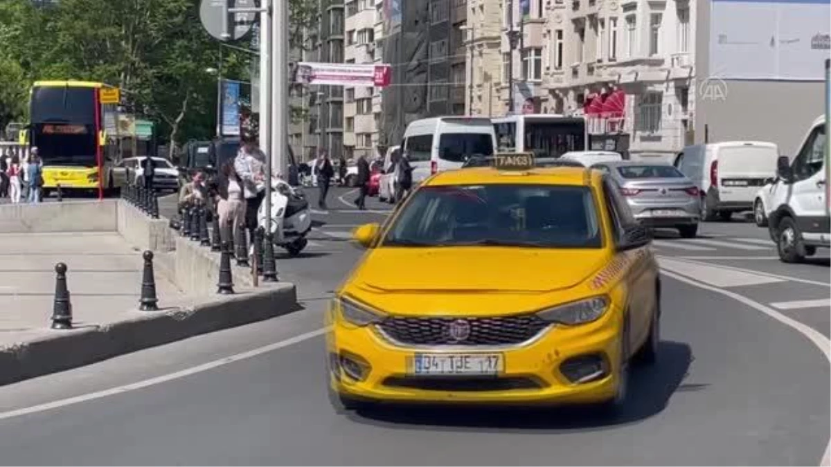 Taksim Meydanı\'nda taksiye binemeyen vatandaş duruma tepki gösterdi