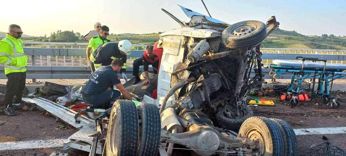 Yalova\'da tırla çarpışan kamyonetin sürücüsü araçta sıkıştı