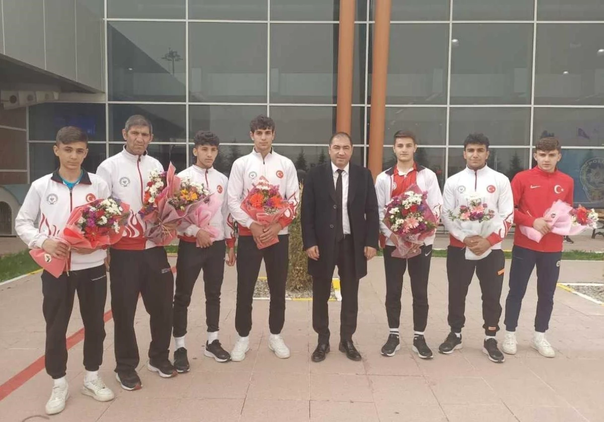 Yaz Spor Oyunları\'nda bronz madalya kazanan boksörler, Erzurum\'da coşkuyla karşılandı