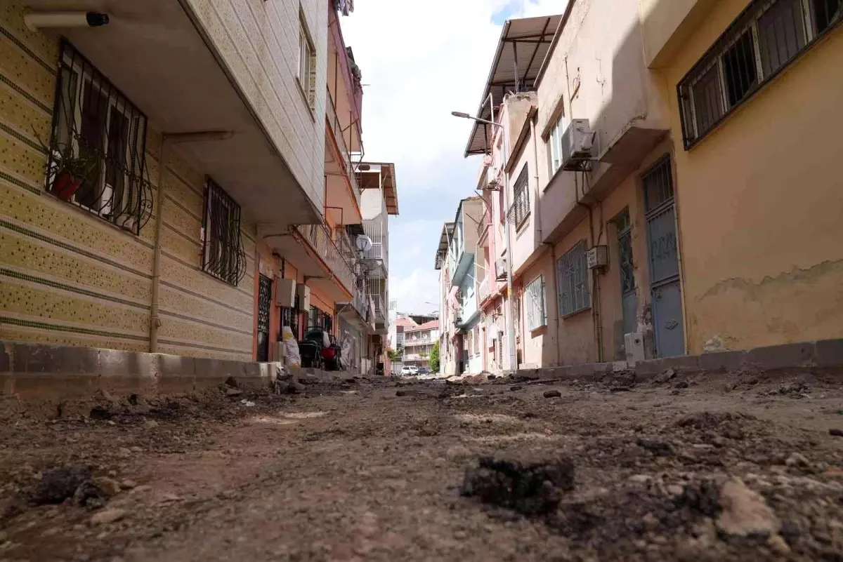 Yunusemre Belediyesinden Barbaros Mahallesi\'nde yol çalışması