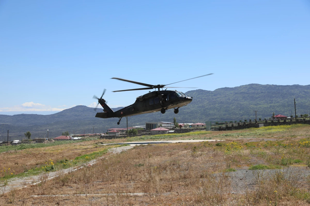 Ağrı Dağı eteklerinde helikopter destekli trafik denetimi