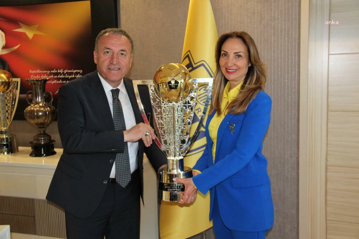 Aylin Nazlıaka\'dan Ankaragücü Başkanı Koca\'ya Şampiyonluk Ziyareti: "Ankaragücü Diye Yazılır, Mücadele Diye Okunur"