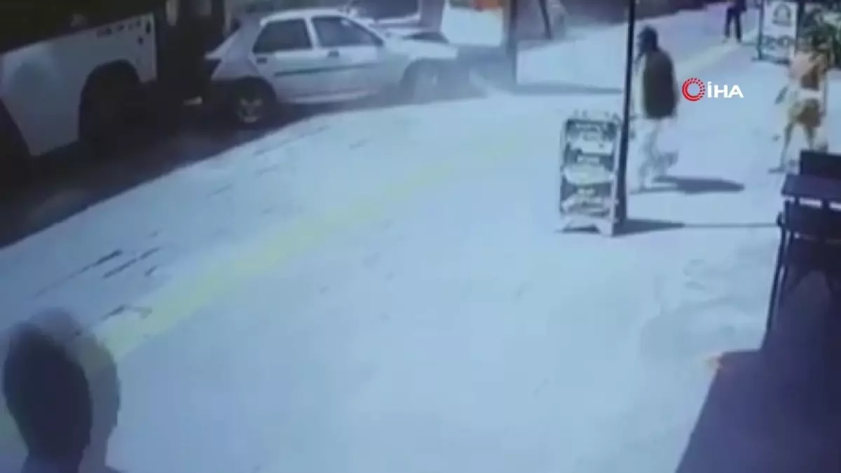 Freni boşalan belediye otobüsü park halindeki araçlara böyle çarptı