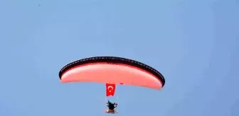 Bilecik'te düzenlenen Bilim Şenliği'nde insansız hava aracı ve paramotor gösterisi nefes kesti